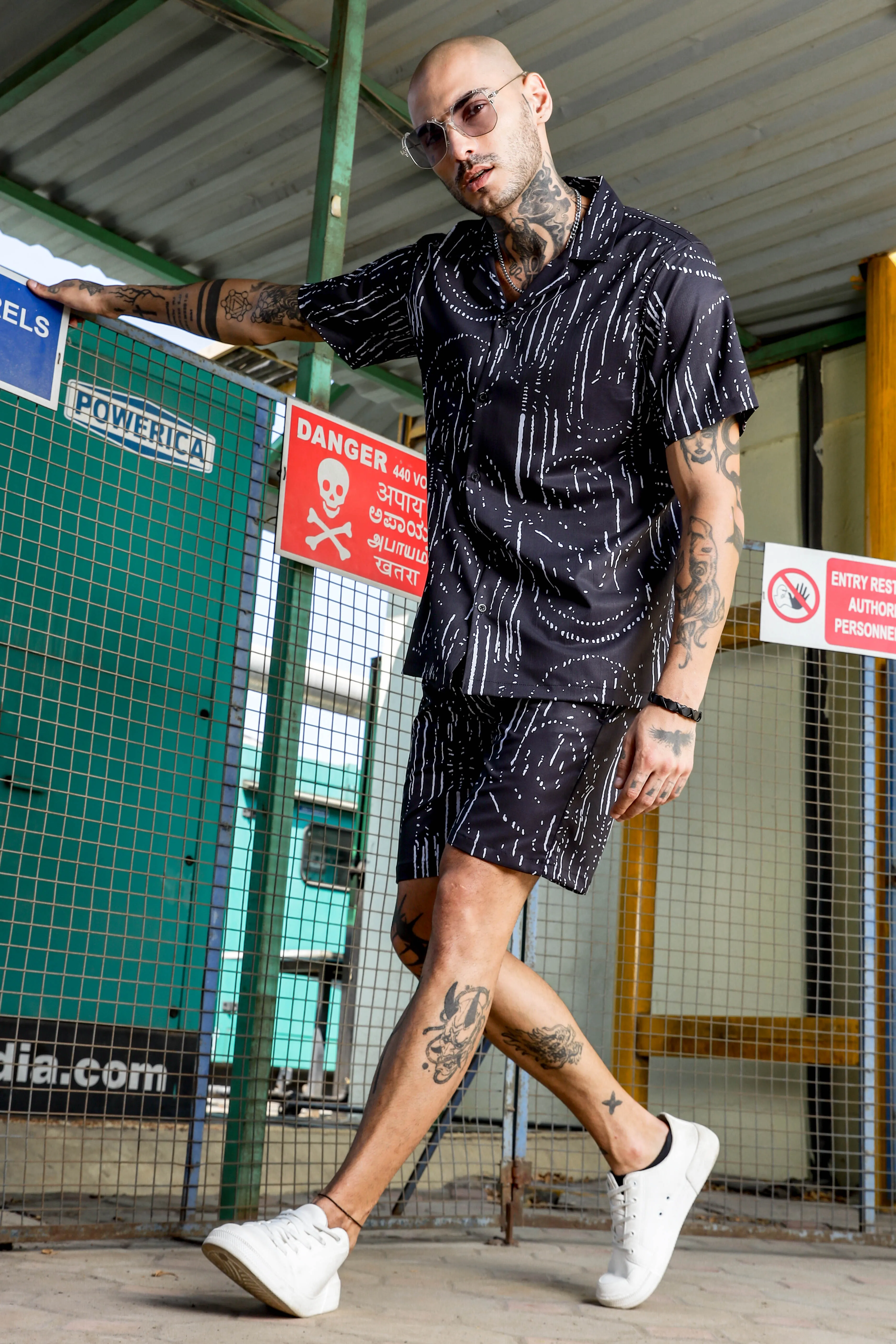 Black Geometric Print Textured Fabric Relaxed Fit Shorts