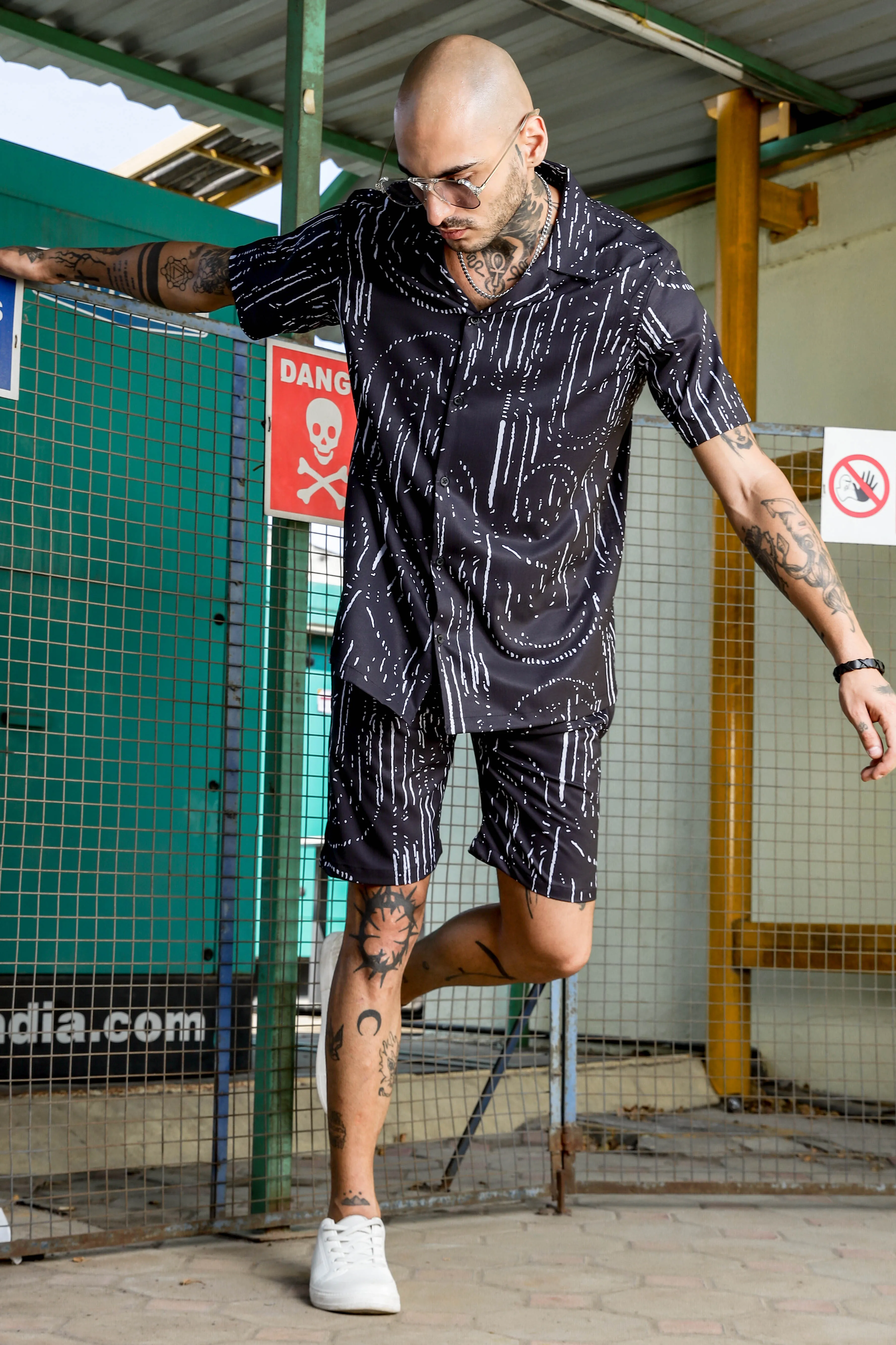 Black Geometric Print Textured Fabric Relaxed Fit Shorts