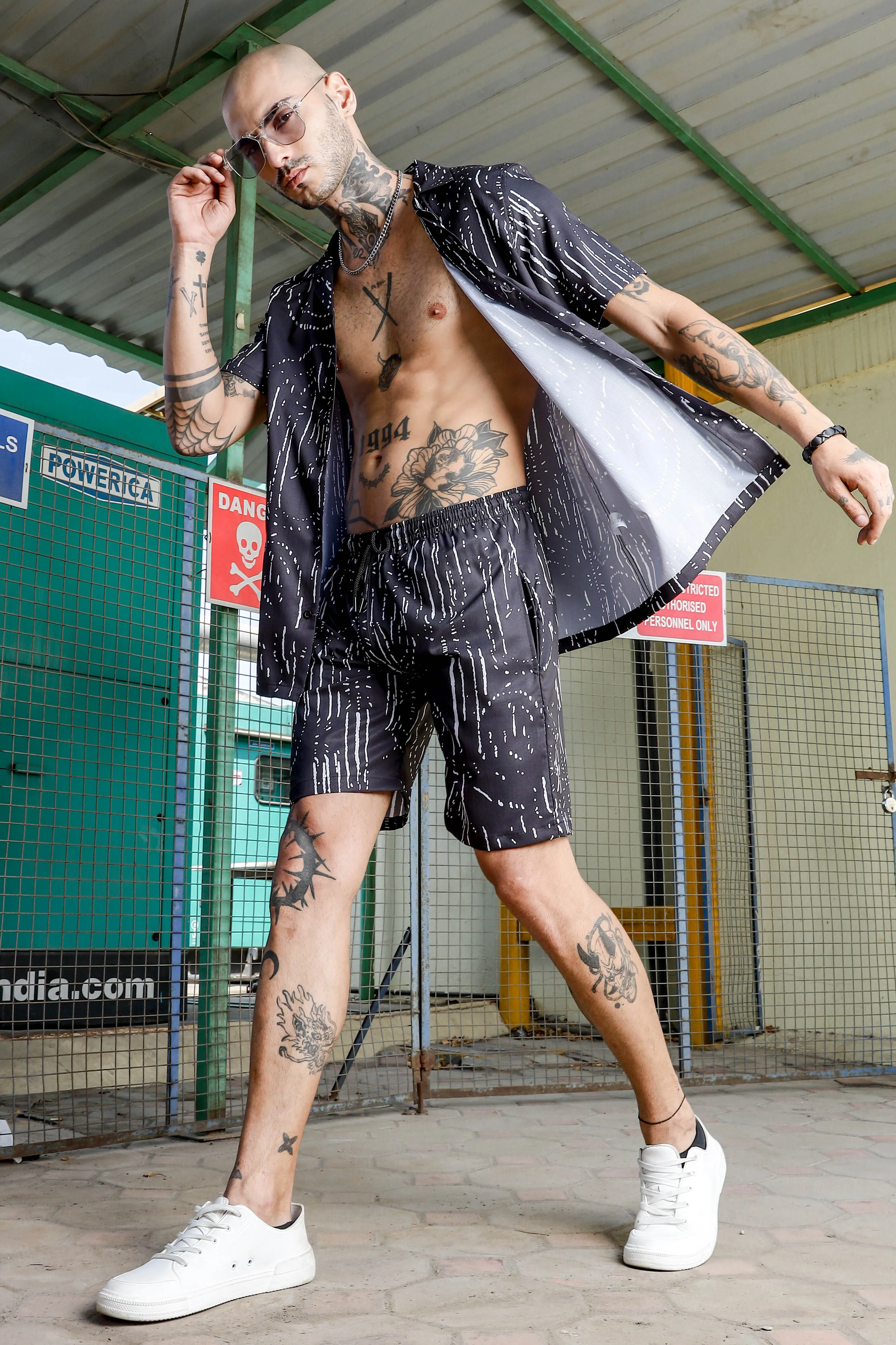 Black Geometric Print Textured Fabric Relaxed Fit Shorts